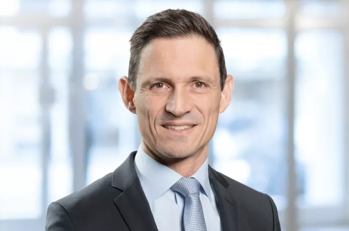 Porträt von Herrn Christoph Sax, CIO (Leiter Anlagestrategie) bei VZ VermögensZentrum.