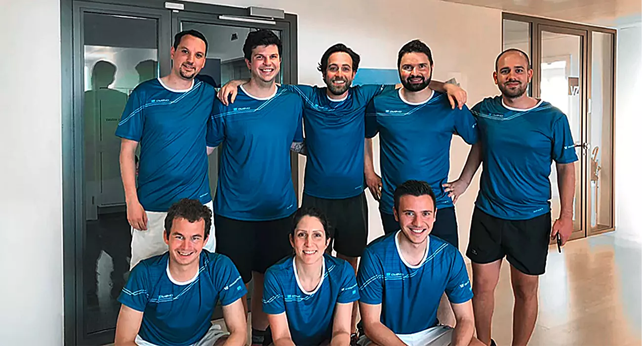 Das Bild zeigt eine Gruppe von VZ-Mitarbeitern in Sportkleidung.