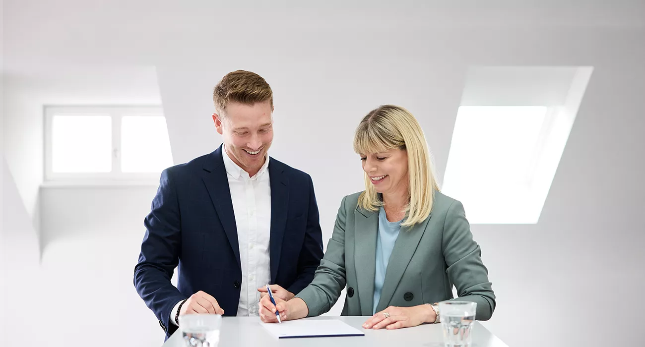 Zwei junge Mitarbeitende im Gespräch