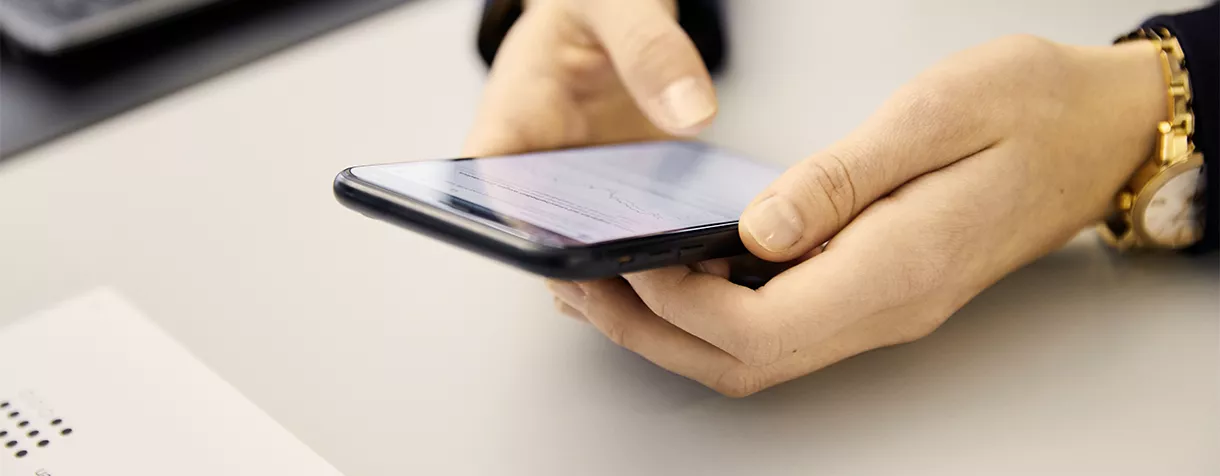 Das Bild zeigt eine Bewerbung via Mobiltelefon.