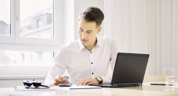 Das Bild zeigt einen VZ-Berater während seiner Arbeit am Laptop.