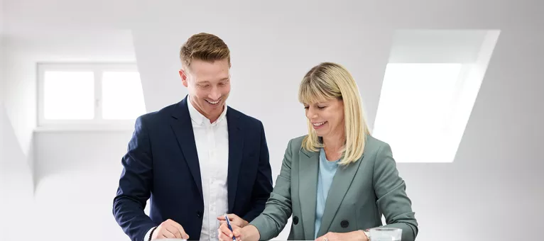 Zwei junge Mitarbeitende im Gespräch