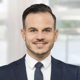 Porträt von Herrn Simon Tellenbach, Geschäftsleiter Firmenkunden & Versicherungsbrokerage.