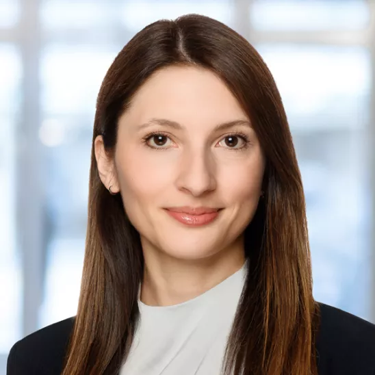 Porträt von Frau Nicole Negru, Beraterin in München.