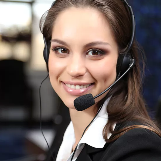 Mitarbeiterin mit Headset 